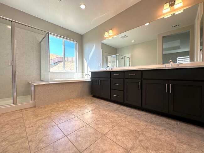 Building Photo - Beautiful Newer 5 Bedroom, 4 Bath in the h...