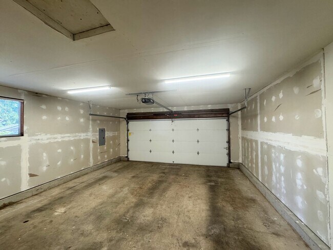 Building Photo - Charming 3-Bedroom Home in Desirable Gem H...