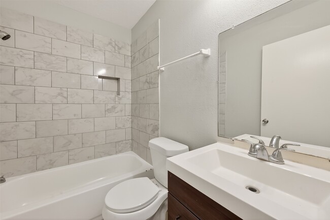 Building Photo - 8646 Maplecrest Dr