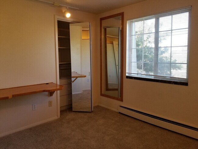 Building Photo - REDUCED! TOP FLOOR 2 BD/1 BA w/ washer/dry...