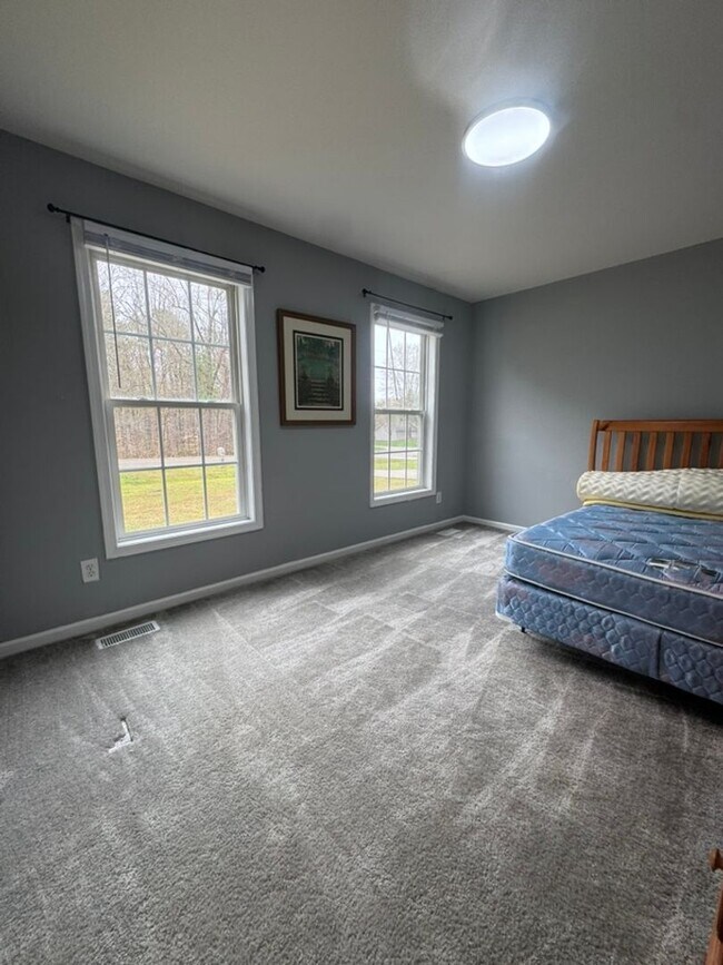 Building Photo - Graham Ave Duplex