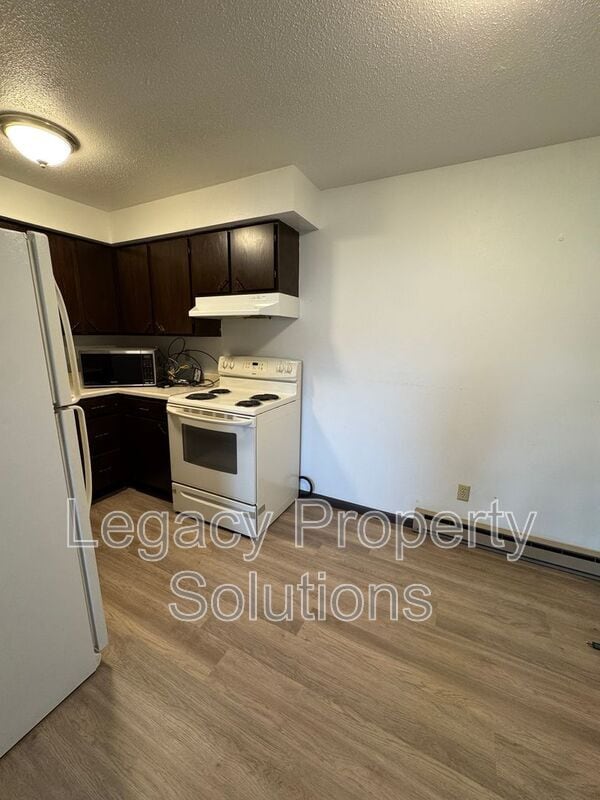 Building Photo - 206 1st St