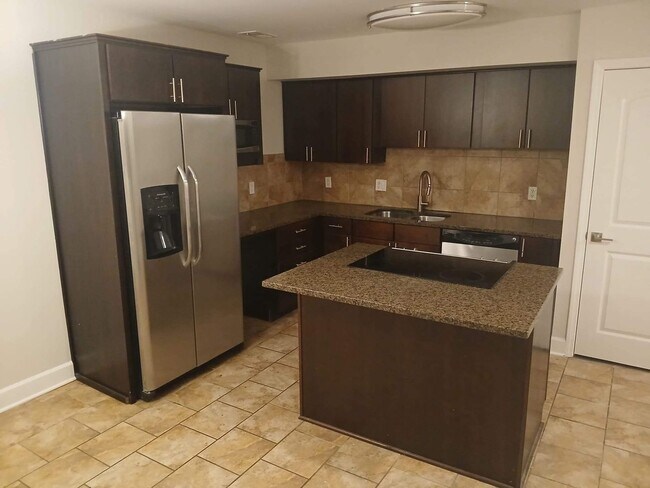 Building Photo - 530 W 10th St