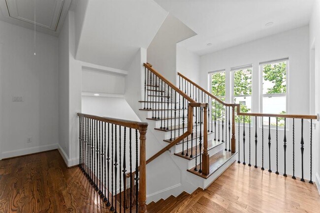 Building Photo - 1038 E 29th St