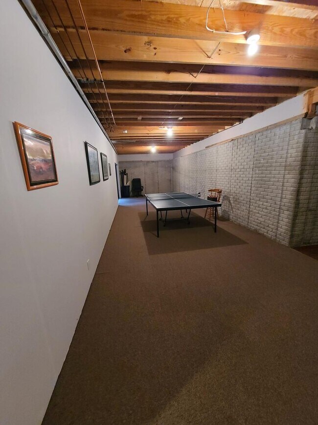 Building Photo - 5 Bedroom 2 and 1/2 bathrooms located in Cherry Hills Subdivision! Available Now!