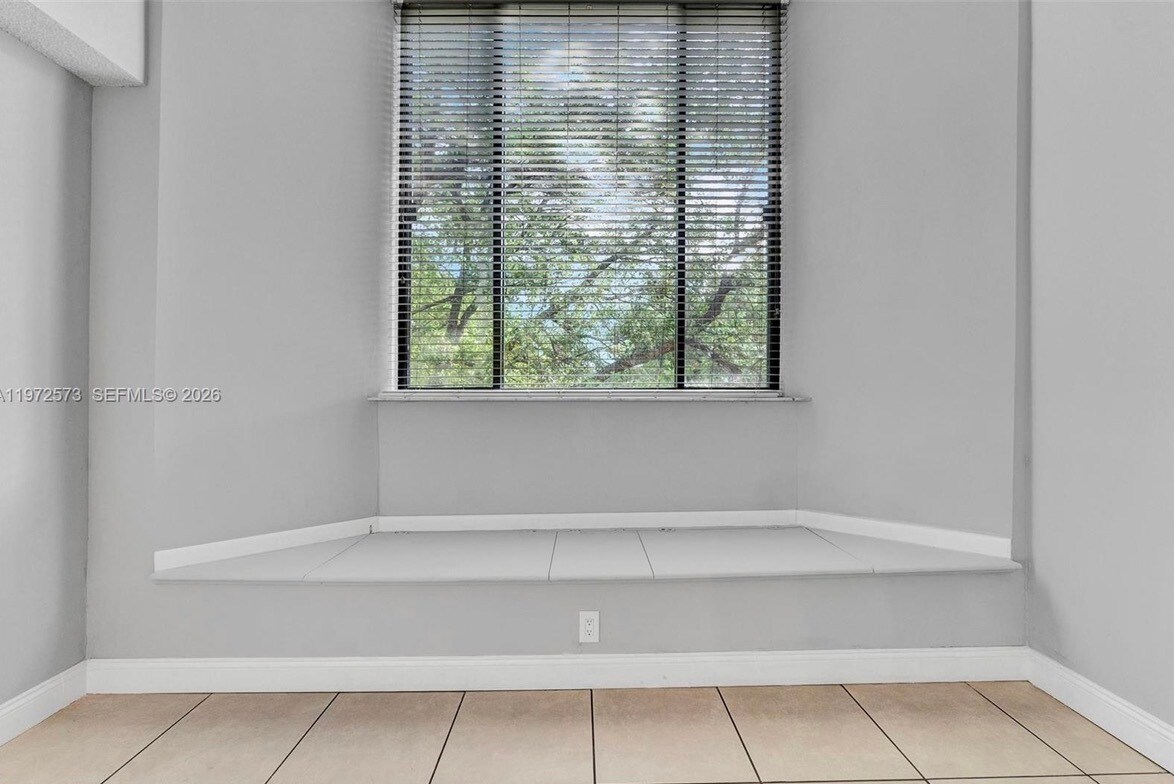 Building Photo - 15575 Miami Lakeway N