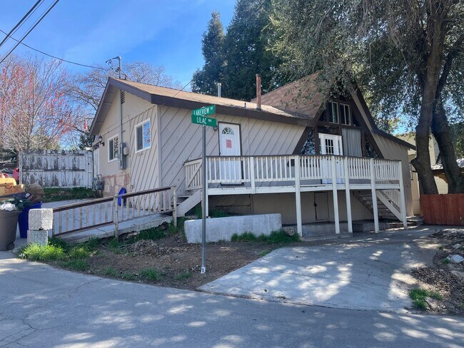 Building Photo - Minutes from Lake Arrowhead!