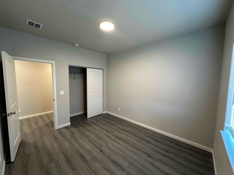 Building Photo - 686 E Hahns Peak Ave