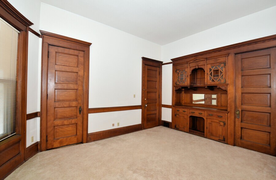 Huge bedroom, high ceilings! - 1751 N Cambridge Ave