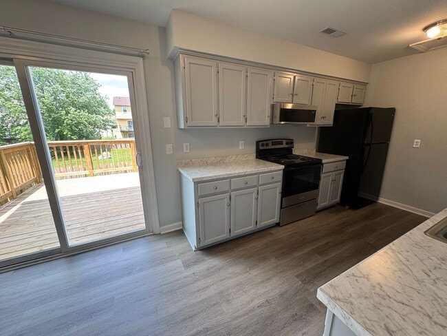 Building Photo - Renovated Townhouse with Fenced Yard