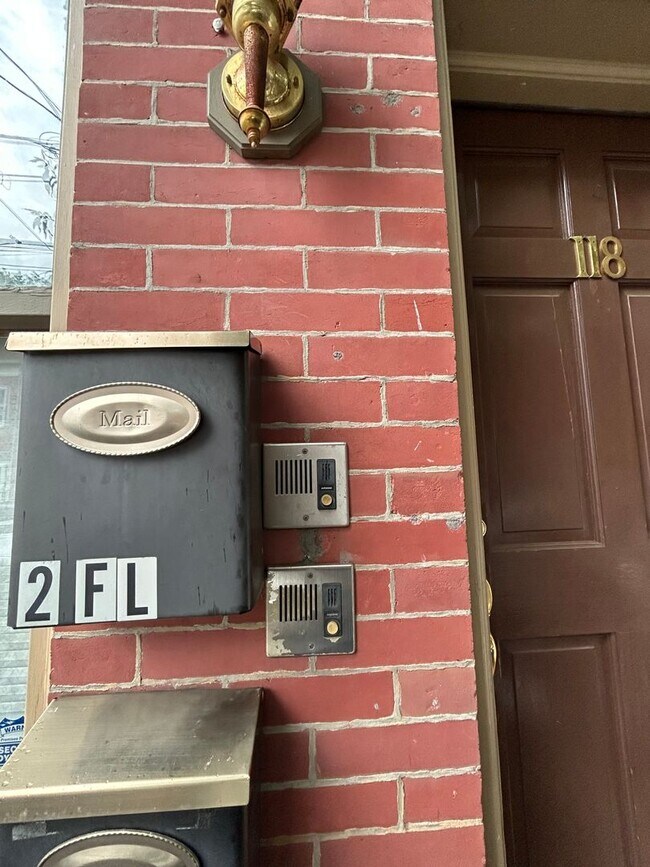 Building Photo - 118 Pearl St