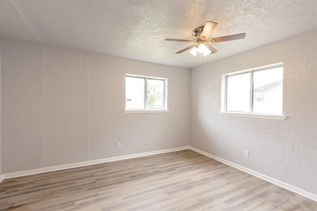 Building Photo - 2605 Queensbury Rd