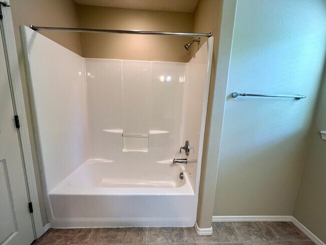 Building Photo - Beautiful 3-Bedroom Home in Hillsboro’s Desirable Arbor Roses Community!