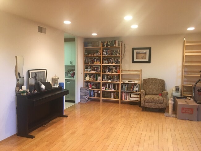 Building Photo - 3br/1.5ba Meadows of Terra Linda Townhouse...