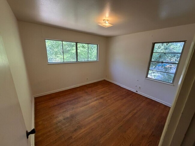 Building Photo - 3425 Sunset Dr