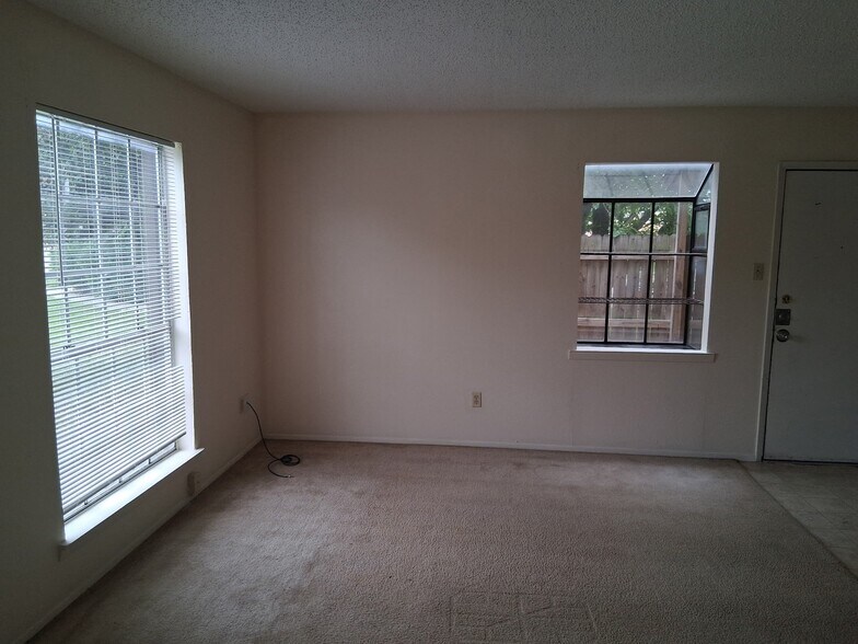 Building Photo - 4502 Hunt Cir