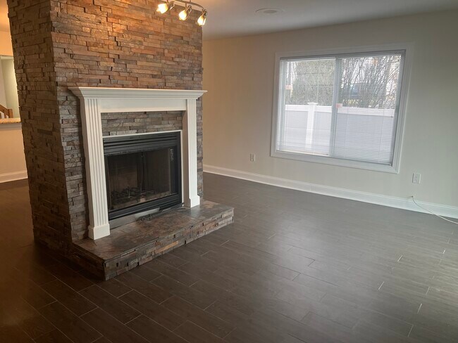 Building Photo - 593 Patten Ave