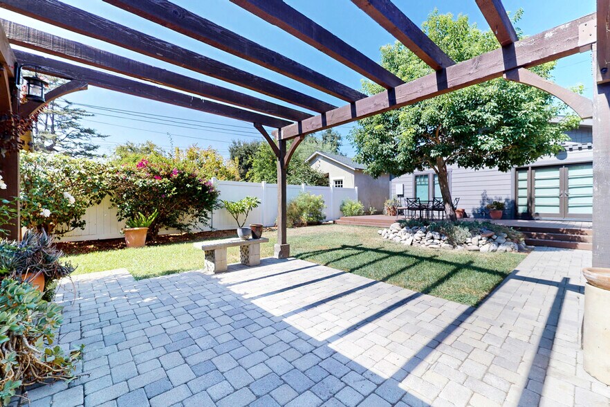 Building Photo - 1845 Las Lunas St