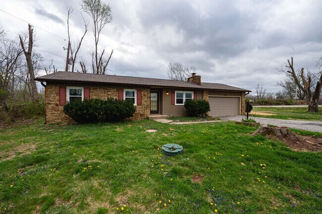 Building Photo - Lovely 3 Bed / 2 Bath in Private Setting--AVAILABLE NOW!!!