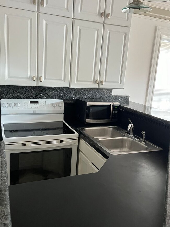 Building Photo - -- AVAILABLE SEPTEMBER 4TH -- 2 BR / 1 BA Beautiful Historic Carriage House on Monument Ave! Avai...