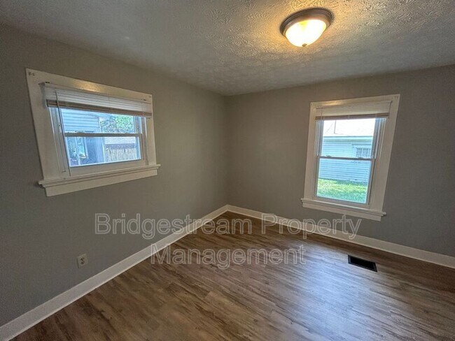 Building Photo - 51 S Sperling Ave