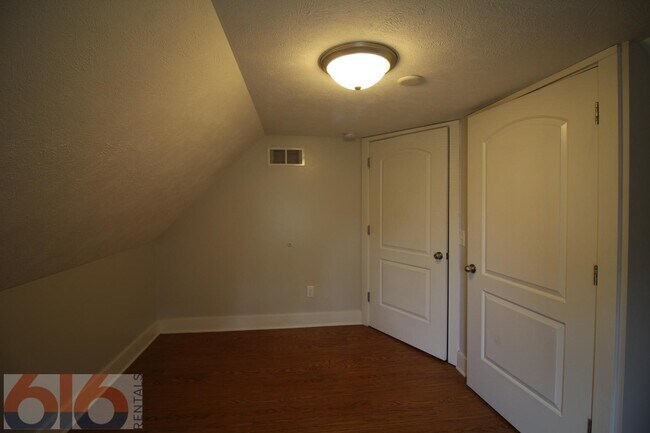 Building Photo - 858 Dayton St SW