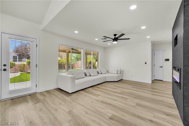 Building Photo - 2560 Sundew Ave