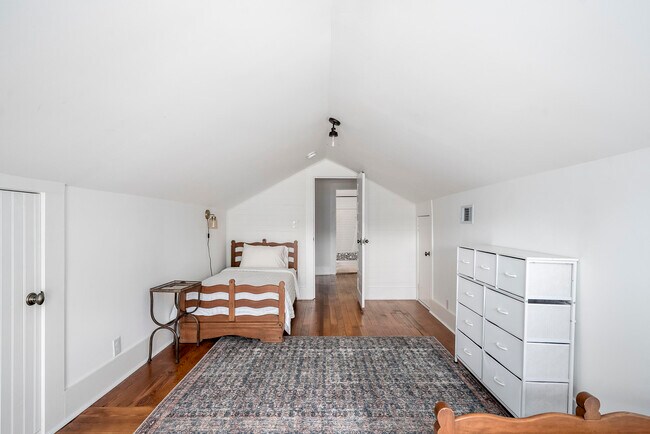 Building Photo - 227 Kershaw St NE