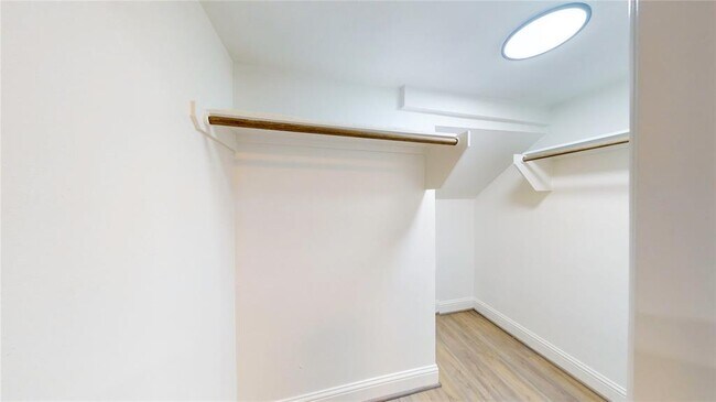 Building Photo - 1221 W 16th St