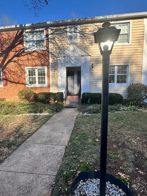 Main Entrance to garden style condo - 2841 S Wakefield St