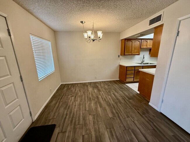 Building Photo - 286 W Palomino Dr