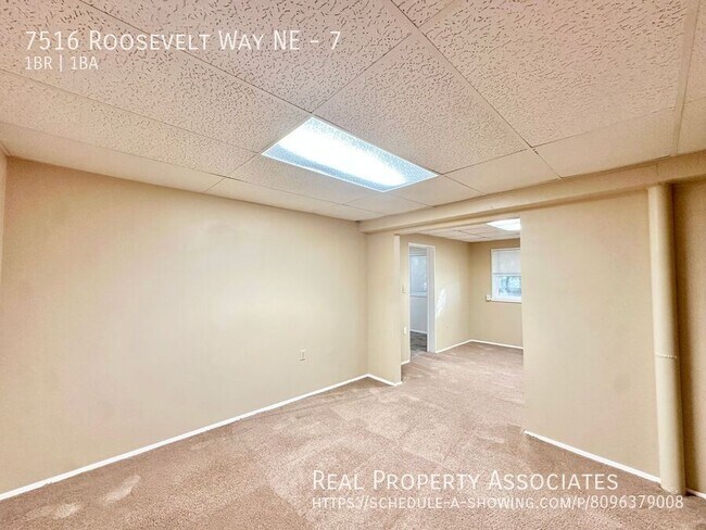 Building Photo - 7516 Roosevelt Way NE