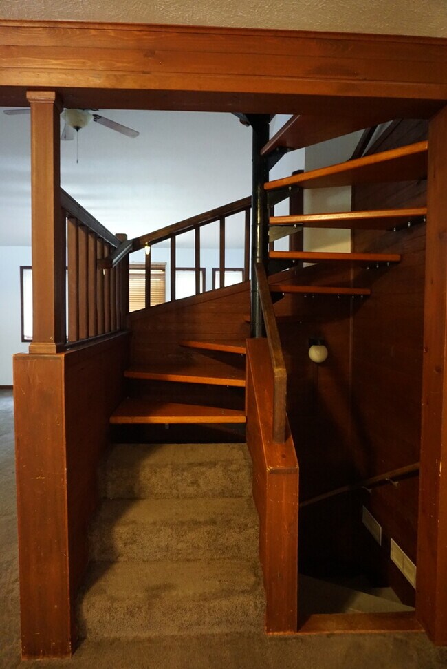 Building Photo - 2 BEDROOM HOUSE