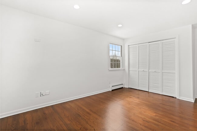 Building Photo - 11 Partrick Ln