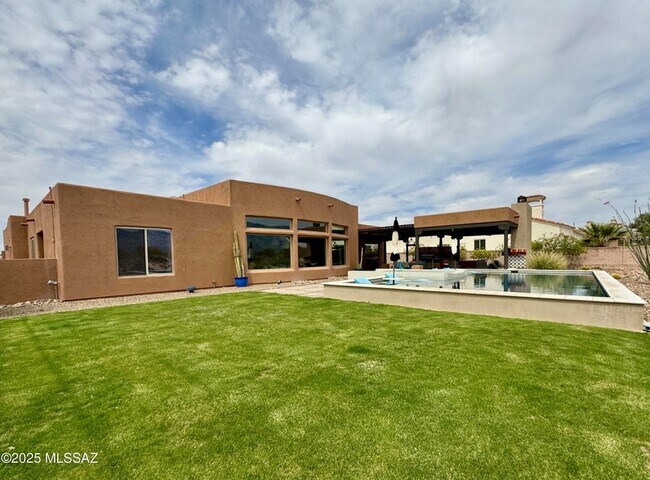 Building Photo - 11096 N Pusch Ridge View Pl