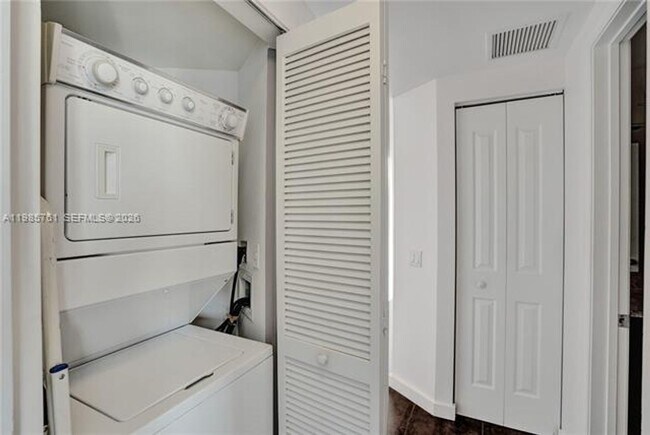 Building Photo - 480 NE 30th St