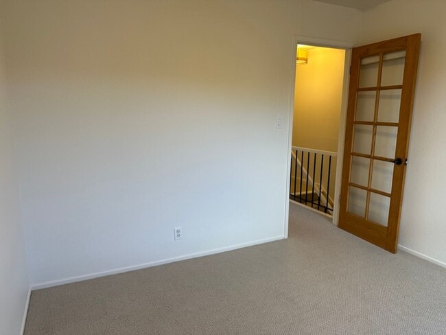 Building Photo - EPIC REA: 2 BR/1 BA Townhome w/ 1 Parking in Great Corte Madera