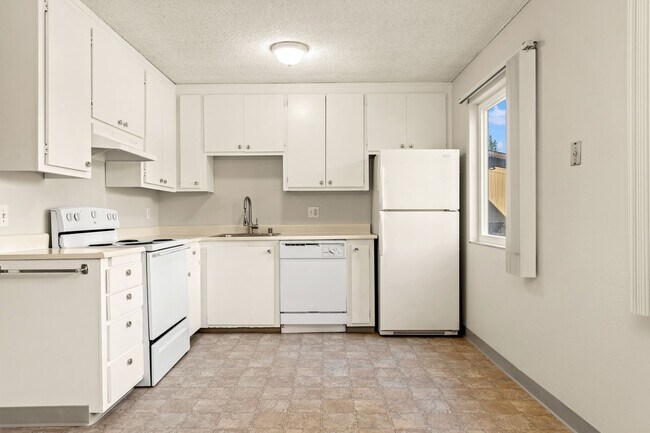 Building Photo - Utilities Included! Hayward 2-Bedroom with On-Site Laundry & Parking