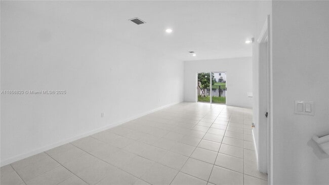 Building Photo - 5534 NW 27th Pl