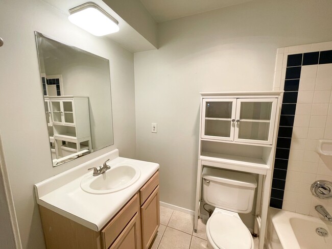 Building Photo - Stunning 2 Bedrooms, 1.5 Bathrooms Condo i...