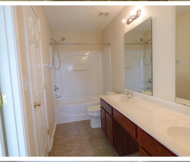 Building Photo - Charming 2BR Townhome in Charlotte