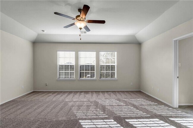 Building Photo - 145 Housefinch Loop