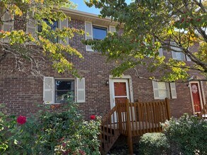 Building Photo - 2 Bedroom 1.5 Bath Townhome located in Gre...