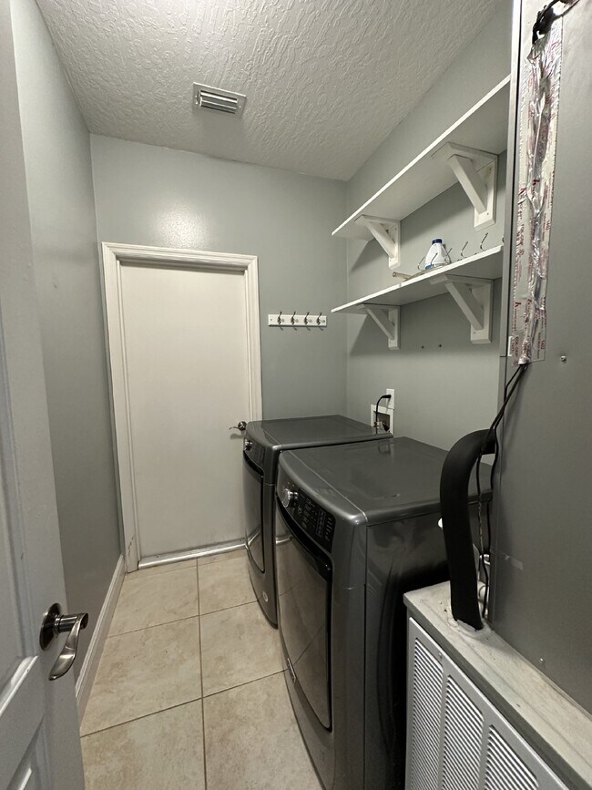Building Photo - Spacious 4-Bedroom Home in Melbourne, FL w...