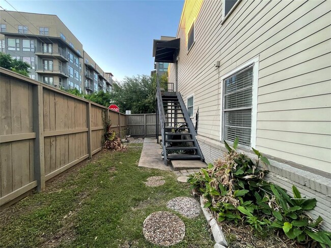 Building Photo - 2327 Branard St