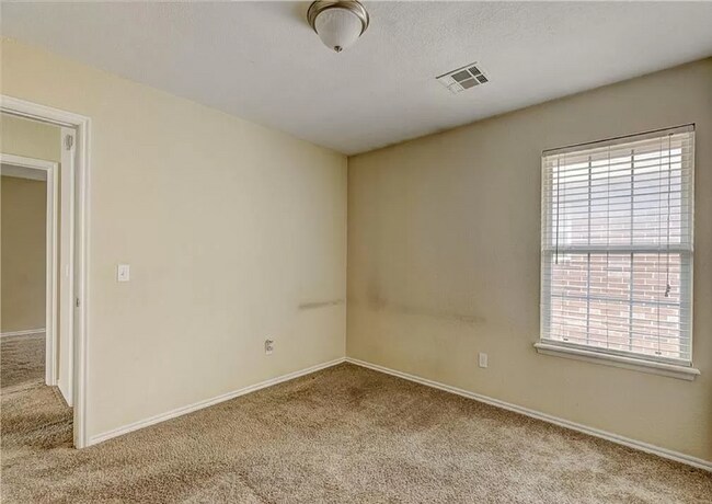 Building Photo - Gorgeous 3 bedroom 2 Bath and 2 Car Home in the Heart of Yukon