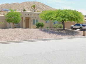 Building Photo - BIG, BEAUTIFUL 3  BED+LARGE BONUS ROOM  2.5 BATH HIGH UP IN DHS