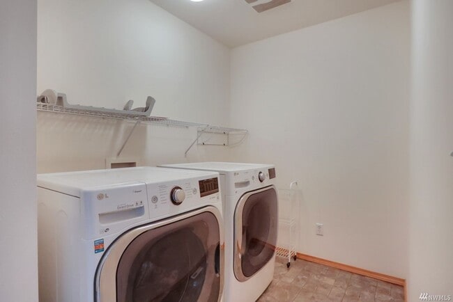 Building Photo - Beautiful home on corner lot!