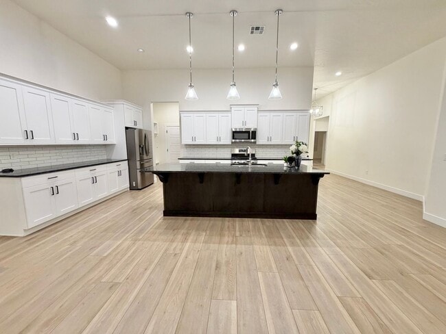 Building Photo - Beautiful 3 Bed Home!