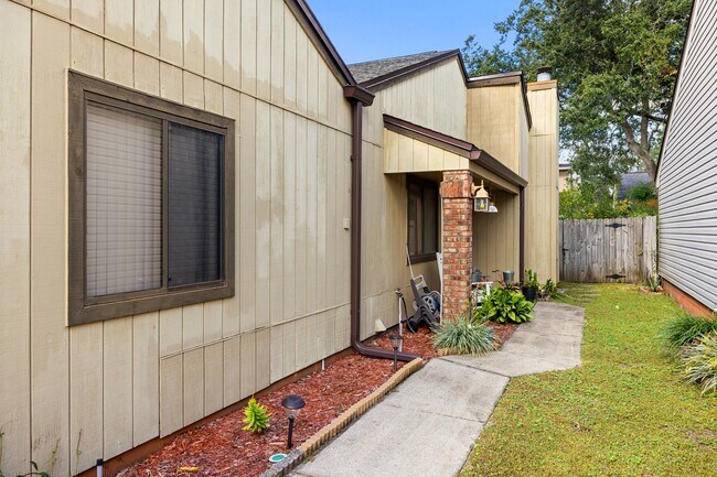 Building Photo - 206 Cedar Ridge Way